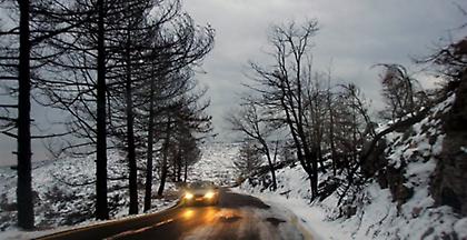 Προβλήματα στα βόρεια της Αττικής προκαλεί η χιονόπτωση