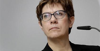 Σαφές μήνυμα στήριξης της διαδόχου της Μέρκελ στη ΝΔ