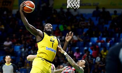 Η εντυπωσιακή εμφάνιση του Τζέιμς κόντρα στη Σαν Λορέντζο (video)