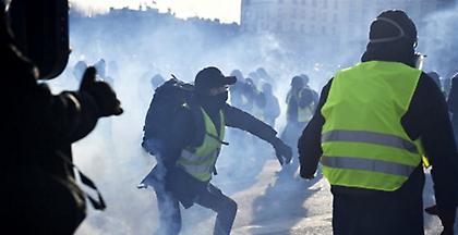 Γαλλία: Επεισόδια και δακρυγόνα στις διαδηλώσεις των «κίτρινων γιλέκων» (video)