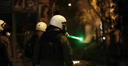 Νέα επίθεση με μολότοφ στα ΜΑΤ στο κέντρο της Αθήνας