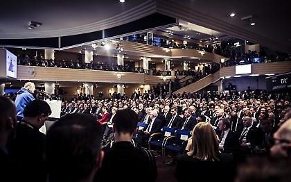 Η εντυπωσιακή ξανθιά πολιτικός στη διάσκεψη που βρέθηκε ο Τσίπρας (pics)