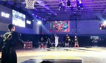 ΑΠΙΣΤΕΥΤO: Η μαμά του Κάρι το… «κόλλησε» με το ένα χέρι από το κέντρο! (video)