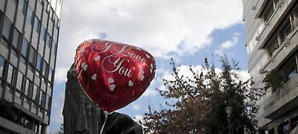 Πώς γιόρτασαν οι Ελληνες τον Αγ. Βαλεντίνο - Πόσα χάλασαν, τι δώρα έκαναν