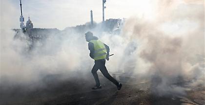 Αντεπίθεση Μακρόν για τις αντισημιτικές προσβολές κάποιων κίτρινων γιλέκων