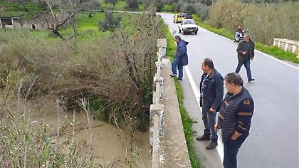 Αγωνία για τους 4 αγνοούμενους στην Κρήτη - «Το 1,5 μέτρο νερού, δεν μας επιτρέπει έρευνες»