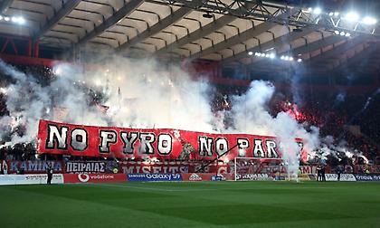 Φουλ καπνογόνα στην «7» πριν τη σέντρα! (pics)