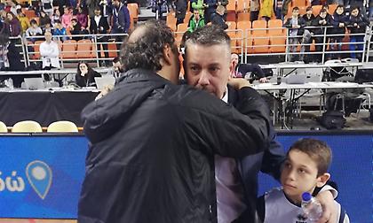 Η αγκαλιά επιβράβευσης του Πρέλεβιτς στον Παπαθεοδώρου (pics)