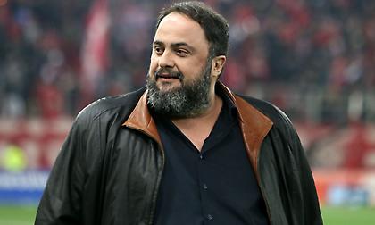 Συνεχάρη τους παίκτες του Ολυμπιακού ο Μαρινάκης