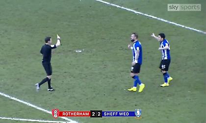 Έκανε high-five με οπαδό, πήρε δεύτερη κίτρινη και αποβλήθηκε! (vid)