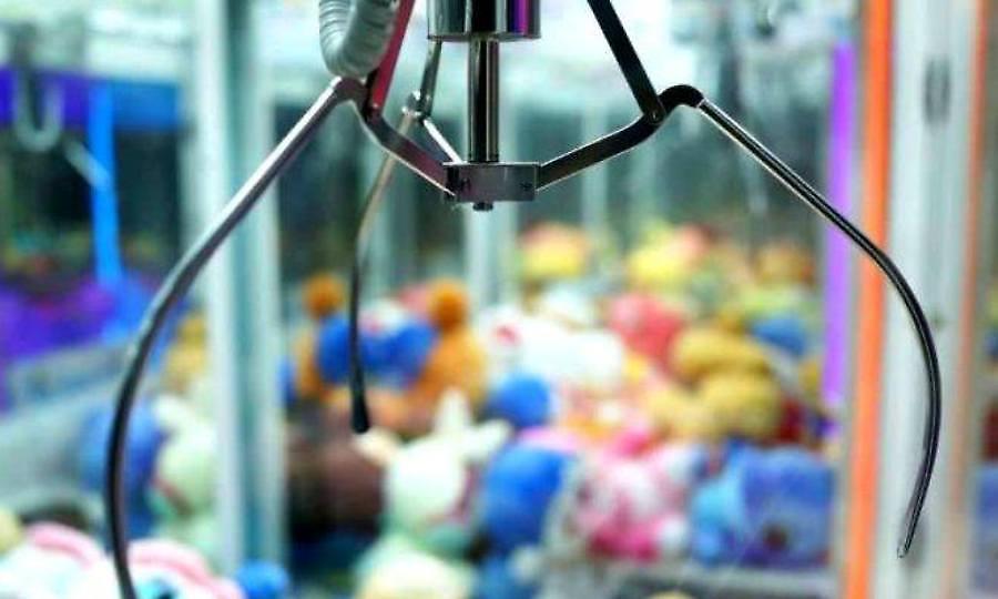 Η εκδίκηση των 90's: Αυτό είναι το κόλπο για να πιάσεις το αρκουδάκι με τη δαγκάνα (vid)