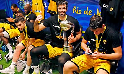 Υποδειγματικός Σάκοτα: Ευχαρίστησε και τους περσινούς συμπαίκτες για την κούπα της ΑΕΚ (pic)