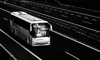 Το απόλυτο χάος στην Εθνική Οδό – Οδηγός λεωφορείου είχε τη «φαεινή» ιδέα να κάνει… αναστροφή