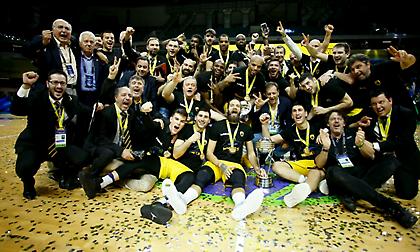 ORIGINAL: «Όλοι στο αεροδρόμιο»