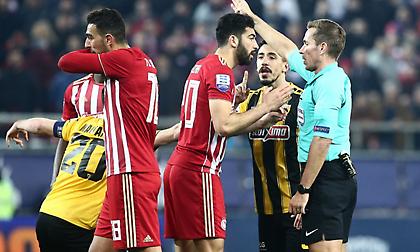 Μεγάλη η διαφορά για τον Ολυμπιακό με Έλληνες και ξένους διαιτητές στα ντέρμπι…