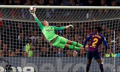 Η καταπληκτική απόκρουση του Τερ Στέγκεν πριν… τρανταχτεί το δοκάρι του! (video)