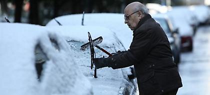 Εισβολή χιονιά διαρκείας: Θα το στρώσει έως τον Πειραιά και τα δυτικά προάστια (Πίνακες)