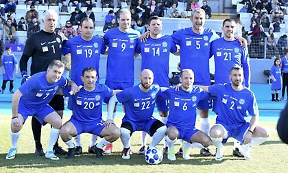 Οι Legends 2004 παίζουν το παιχνίδι των ερωτήσεων και γίνεται...χαμός (video)