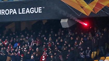 Η στιγμή της ρίψης φωτοβολίδας στην εξέδρα των οπαδών του Ολυμπιακού (video)