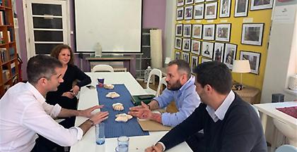 Ο Κώστας Μπακογιάννης στο Κέντρο Ζωής για την υποστήριξη όσων ζουν με HIV