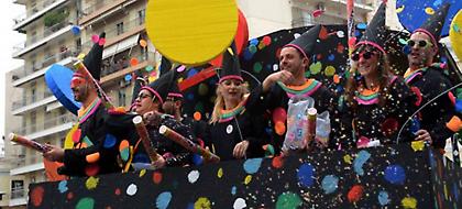 Η κακοκαιρία χτύπησε το καρναβάλι της Πάτρας - Αλλάζει το πρόγραμμα λόγω καιρού