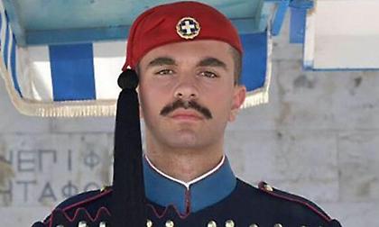 Αυτός είναι ο εύζωνας που «έφυγε» ξαφνικά -Ηταν στον Αγνωστο Στρατιώτη λίγο προτού πεθάνει (pics)