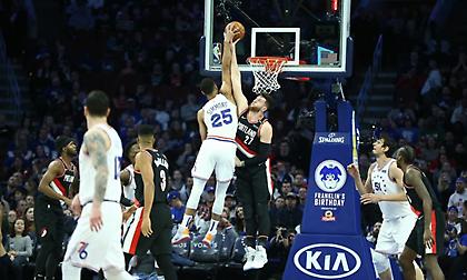 «Χόρεψαν» τους Σίξερς μέσα στη Φιλαδέλφεια οι Μπλέιζερς!