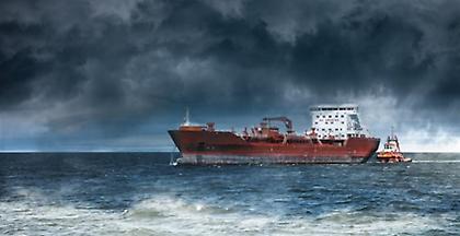 Φορτηγό πλοίο προσάραξε στη Μύκονο - Το παρέσυραν οι θυελλώδεις άνεμοι