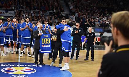 Βραβεύτηκε ο Ζήσης πριν το Γερμανία-Ελλάδα (video/pics)