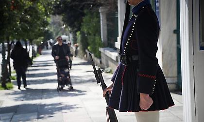 Θάνατος Εύζωνα: Συγκινητική παρέλαση της Προεδρικής Φρουράς με τον πατέρα του 24χρονου (vid)