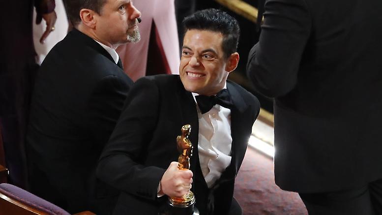 Ο Ράμι Μάλεκ από τη... χαρά του έπεσε από τη σκάλα στα Όσκαρ