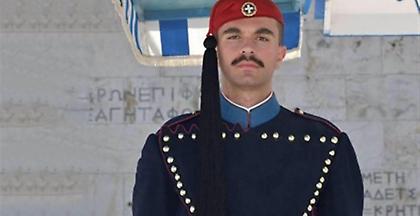 Ράγισαν καρδιές: Ο πατέρας του άτυχου Εύζωνα παρέλασε στη θέση του γιου του