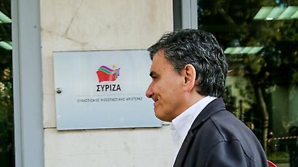 Παρέλαση υπουργών και βουλευτών στο γραφείο Τσακαλώτου-Φωτίου: «Ποιες εκλογές; Εγώ γεμιστά φτιάχνω»