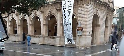 Εισβολή αντιεξουσιαστών στο δημαρχείο Ηρακλείου: Κρατούν έξω δήμαρχο και υπαλλήλους (pics)