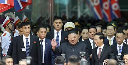 Στο Βιετνάμ ο Κιμ με το θωρακισμένο τρένο - Βίντεο με τη στάση για τσιγάρο