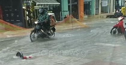 Ντελιβεράς «θαλασσοπνίγεται» για να παραδώσει παραγγελία στα Χανιά (video)