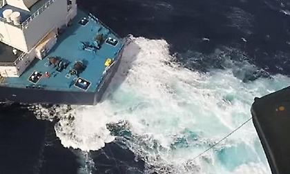 Η εντυπωσιακή διάσωση Έλληνα καπετάνιου σε πλοίο που «έζωναν» κύματα 12 μέτρων (video)