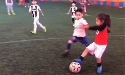 Πιτσιρίκα μοιράζει σακούλες στα αγόρια και πέφτει μόνο με τάκλιν για κόκκινη! (video)