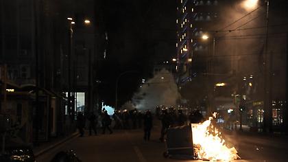 Δακρυγόνα και φωτιές στην Ομόνοια μετά από πορεία για τον θάνατο Νιγηριανού μετανάστη