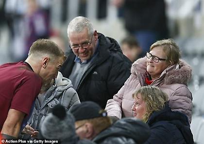 Ο Χαρτ χτύπησε οπαδό με τη μπάλα και την αποζημίωσε με τη φανέλα του