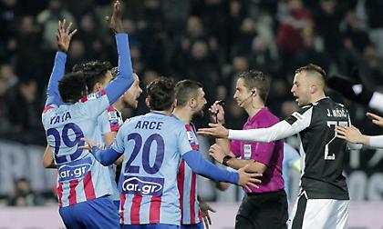 Βαρούχας: «Πέναλτι στον Κρέσπο, δεν υπάρχει πέναλτι στον Μανθάτη»