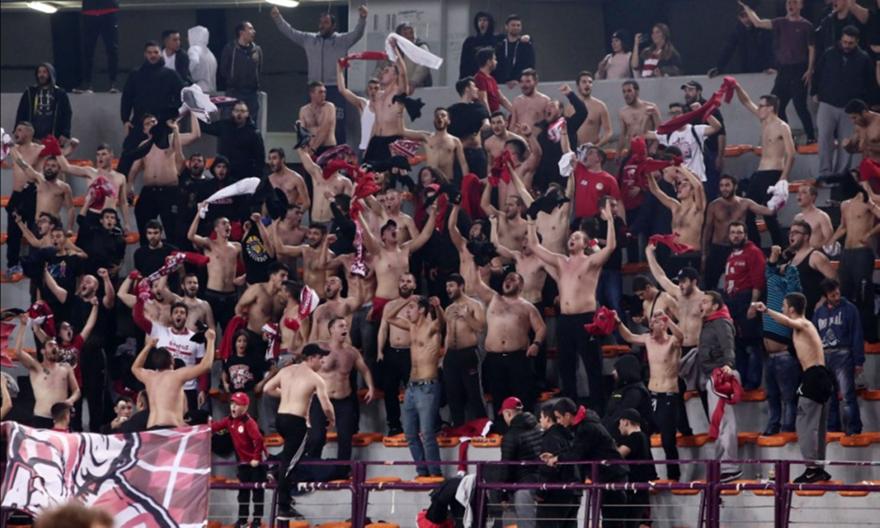 Οι οργανωμένοι του Ολυμπιακού έμειναν μετά τη λήξη για να τραγουδήσουν (video)