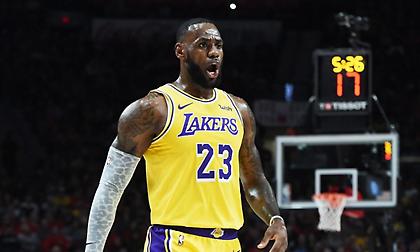 Το εκπληκτικό κάρφωμα του ΛεΜπρόν στην πρώτη θέση του Top 10 (video)