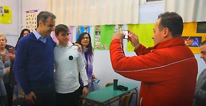 Μητσοτάκης σε Εσπερινό: Μια 76χρονη και ένας 18χρονος συμμαθητές (video)