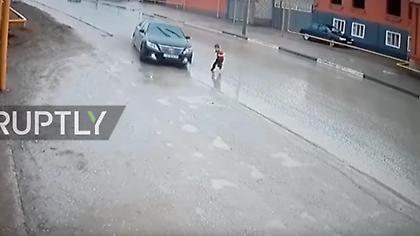 Σοκαριστικό: ΙΧ παραλίγο να παρασύρει παιδί -Σώθηκε από τον ελιγμό του οδηγού