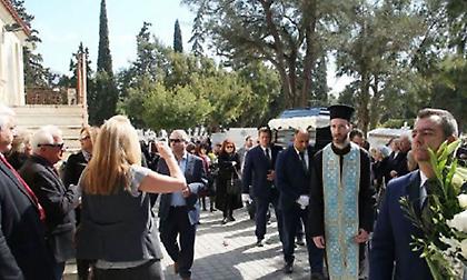 Tελευταίο «αντίο» στον Φαίδωνα Γεωργίτση: Πλήθος κόσμου και συγκίνηση (pics)