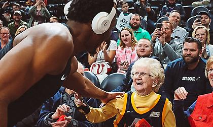 Ο Μίτσελ χάρισε τα παπούτσια του σε μία φίλαθλο 102 ετών (video)