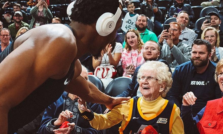 Ο Μίτσελ χάρισε τα παπούτσια του σε μία φίλαθλο 102 ετών (video)