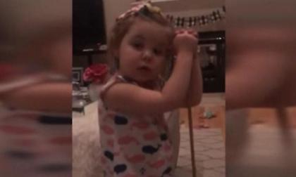 Τρίχρονη κάνει κεφαλοκλείδωμα σε συμμαθητή της γιατί της ζήτησε να τον παντρευτεί! (video)