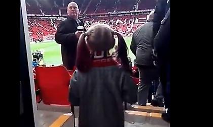 Αυτή η πιτσιρίκα τα έχασε όταν μπήκε στο «Ολντ Τράφορντ» (video)